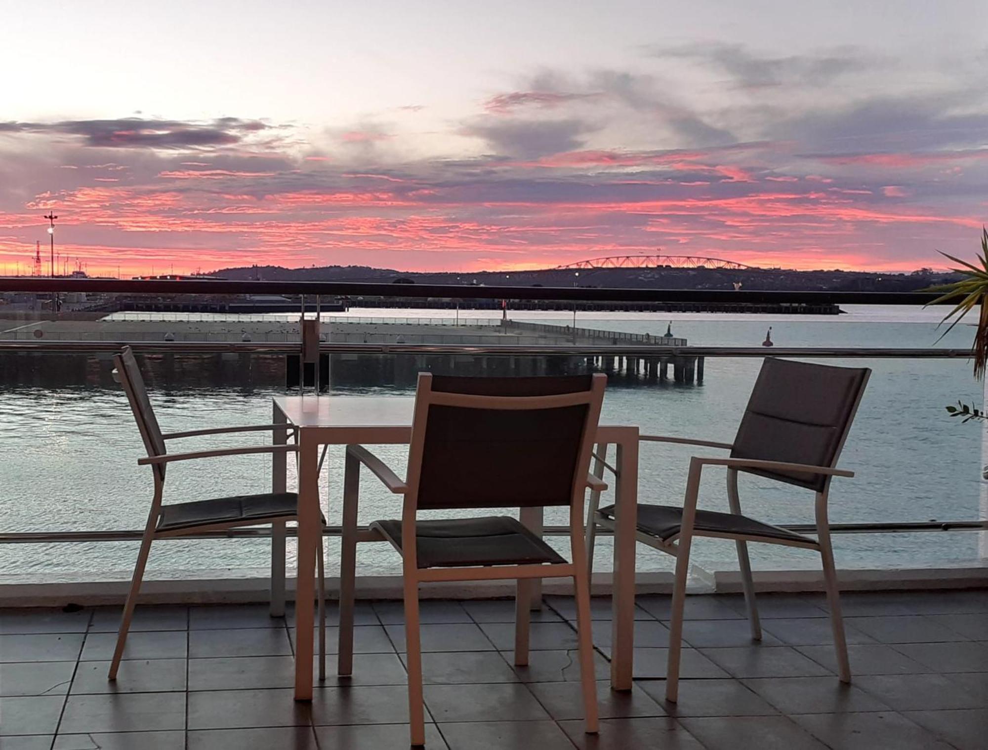 Life On Water- Princes Wharf Apartment With Fabulous Views Оукланд Екстериор снимка